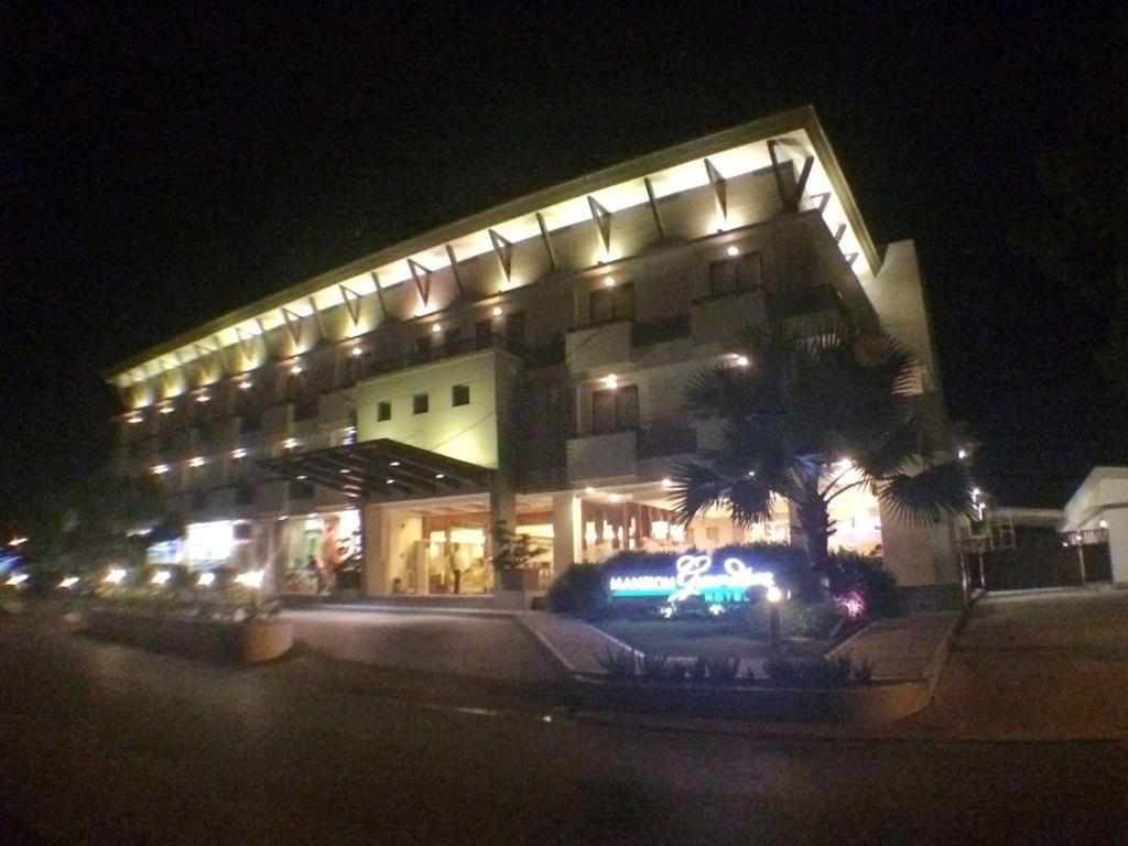 Mansion Garden Hotel Olongapo Exterior photo