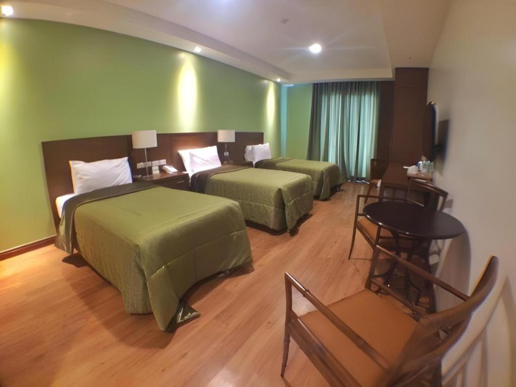 Mansion Garden Hotel Olongapo Exterior photo