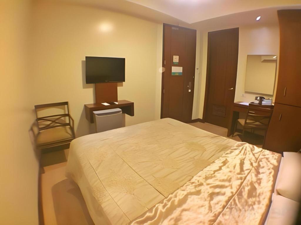 Mansion Garden Hotel Olongapo Exterior photo